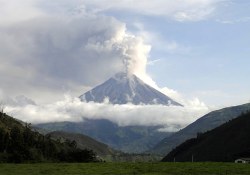 Ekvador'daki 'ateş boğazı' yanardağı faaliyete geçti