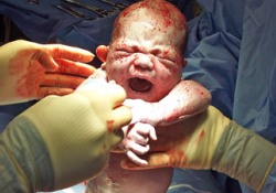 Bebeğine, 8 saat karla savaşan ebenin adını verdi