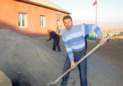 Fedakâr baba, ineklerini satıp kızları için okul yaptırdı