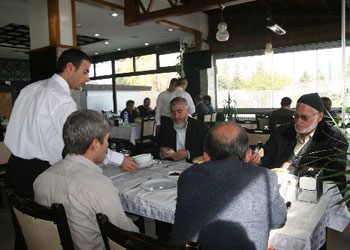Sabah namazına gelene açık büfe kahvaltı