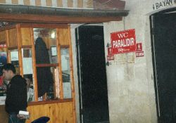Cami tuvaletlerini kullanamayan esnaf şikayetçi
