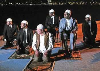 Sandalyede değil oturarak namaz kılın