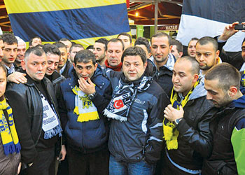 Fanatikleri namaz biraraya getirdi