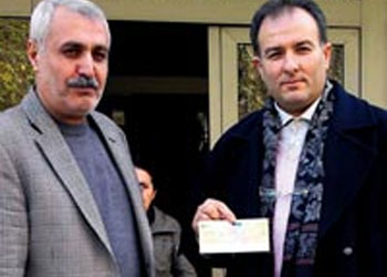 Milyonluk çeki sahibine teslim etti