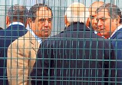 Balyoz sanıkları tutuklu olarak hakim karşısında