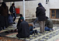 Soğuk havaya rağmen dışarıda cuma namazı kıldılar