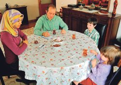 Aile içi iletişim güçlü olursa sorunlar kendiliğinden çözülür