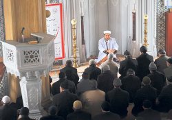 Aktif imamların safları vakit namazında bile dolu