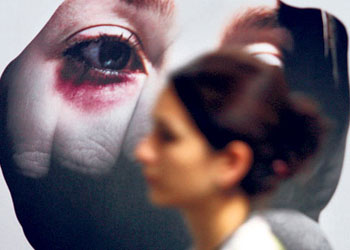 Alo 183’ten bin 345 şiddet mağduru kadına yardım