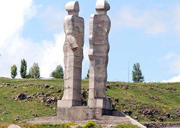 Karslılar heykel değil okul, hastane istiyor