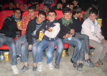 Kimsesiz çocukların Hür Adam yorumu-FOTO