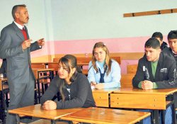 Hizmetli olarak başladı şimdi öğretmenlik yapıyor