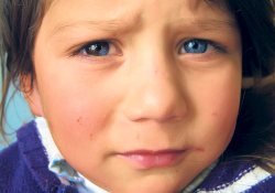 Bir gözü kahverengi, diğeri mavi