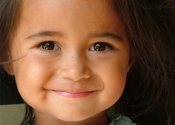 Kardeşine tebessüm etmen sadakadır