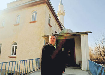 İmam camiyi sosyal bir tesise çevirdi