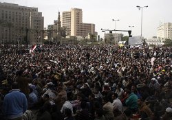 'Kritik Cuma' geldi, Tahrir Meydanı hınca hınç...