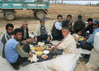 Hizmetçisi ve işçisi ile yemek yemek...