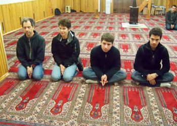 Brezilyalı aile camide İslam'ı öğrendi