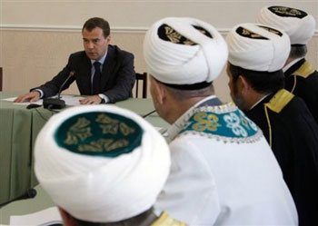 Medvedev'in Cami ve başörtü ziyareti