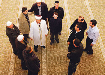 Küfürlü konuşmaları din adamları önleyecek