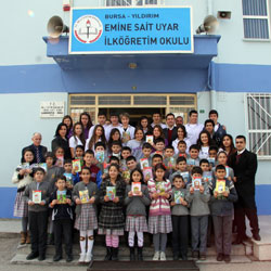 İhtiyaç sahibi öğrencilere arkadaşlarından destek