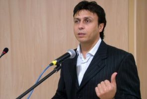 Asım Yıldırım, şiirlerle okuyucularını duygulandırdı