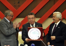Üniversitelerde 'Özgürlük' isteyen YÖK Başkanı'na ödül