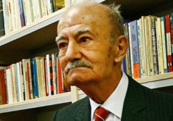 Filme konu olan kitaplarını öğrencilere bağışladı