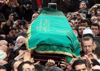 Necmettin Erbakan dualarla defnedildi