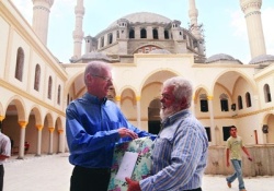 Kilise Papazından camiye ziyaret