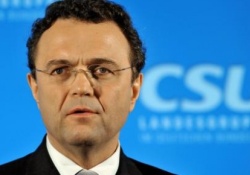 Alman Bakanı camiye davet etti