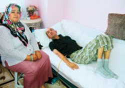 Parkinson hastası eşini 13 yıldır sırtında taşıyor