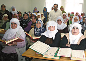 Sabah süpürge tutan eller öğlen kalem tutuyor