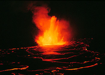 Yanardağ kamyon büyüklüğünde kaya atıyor