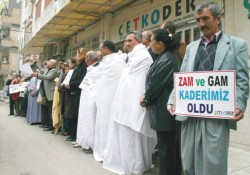 Akaryakıt zamlarını 'kefen' giyerek protesto ettiler