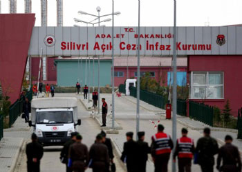 Ergenekoncuların 'başörtülü görünün' emri!