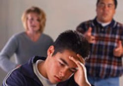 Okula yeni başlayan çocuğu kademeli olarak yalnız bırakın