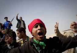 Kaddafi yanlıları ülkeyi terkediyor