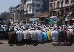 Sokakta namaz kılmak yasaklandı