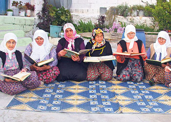 Kur'an öğrenen yaşlı kadınlar örnek oldu