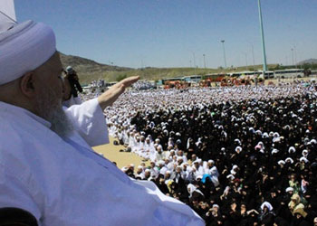 Mekke'de 30 bin kişiyle Umre yaptı