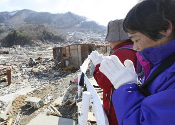 Japonya'da ölenlerin ardından dua edildi
