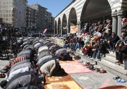 72 bin nüfuslu ilçede100 bin kişilik cuma namazı