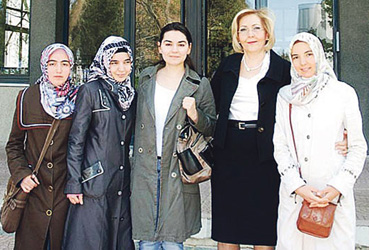 Dekan başörtülü öğrencilere sahip çıktı