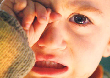 Korkarak uyanan çocuğa nasıl davranmalı?