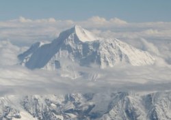 Eski bakan Everest'e tırmanırken öldü