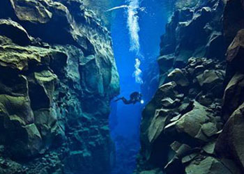 İki kıta arasındaki çatlağı görüntüledi