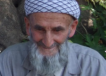 Bediüzzaman namaza dururken ev sarsılırdı