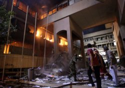 NATO, Trablus'ta hükümet binasını bombaladı