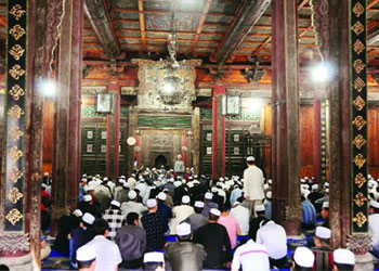 1269 yıllık caminin duvarları ayetlerle dolu